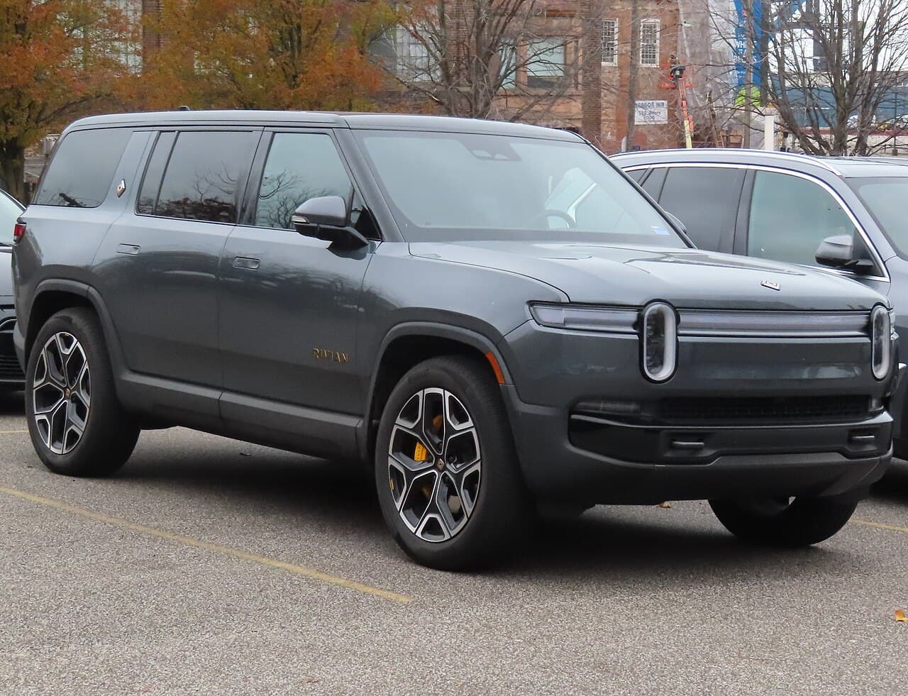 2025 Rivian R1S exterior