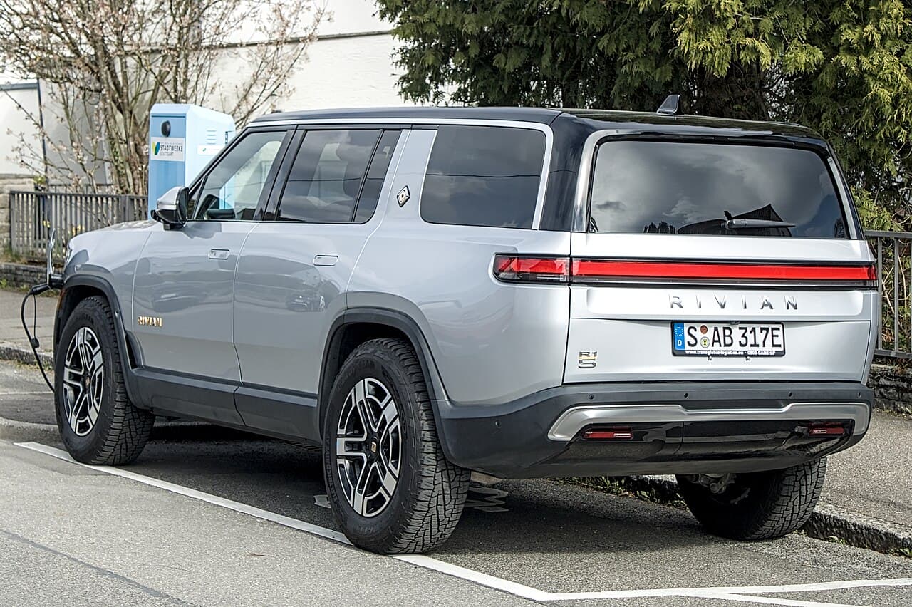 Rivian R1S model reference