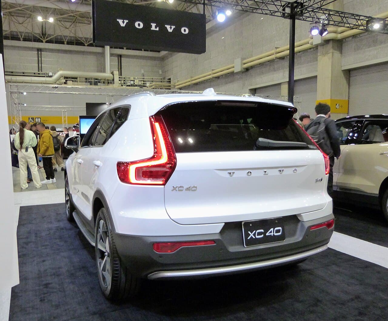2025 Volvo XC40 exterior