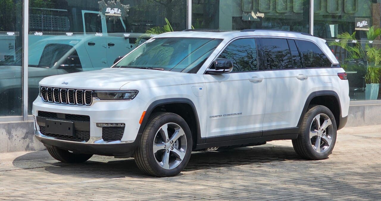 2025 Jeep Grand Cherokee exterior